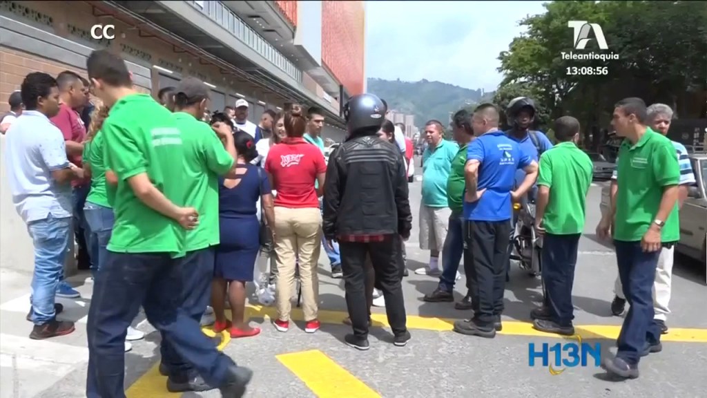 Comerciantes de la Central Mayorista manifestaron por el cobro de parqueaderos planton_motociclistas_mayorista
