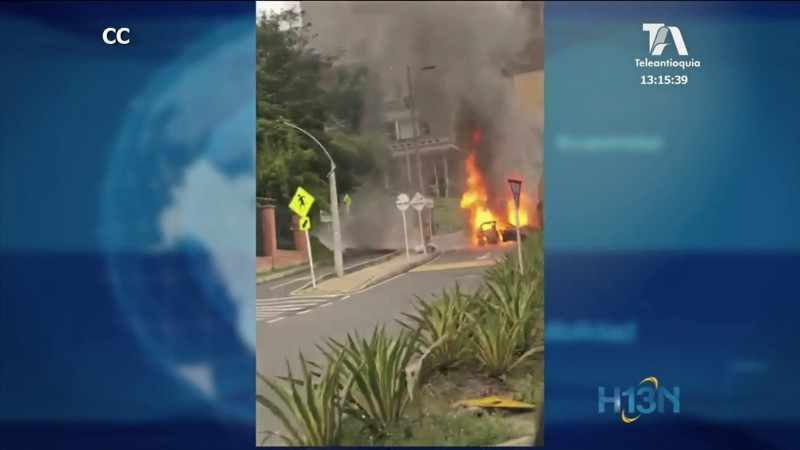 Vehículo explotó en plena vía pública incendio-carro