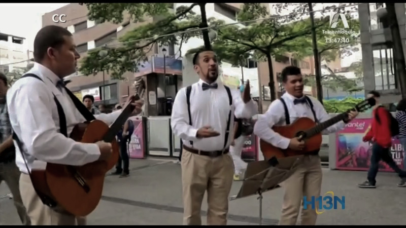 Serenateros sorprendieron a usuarios del servicio público serenata-medellin