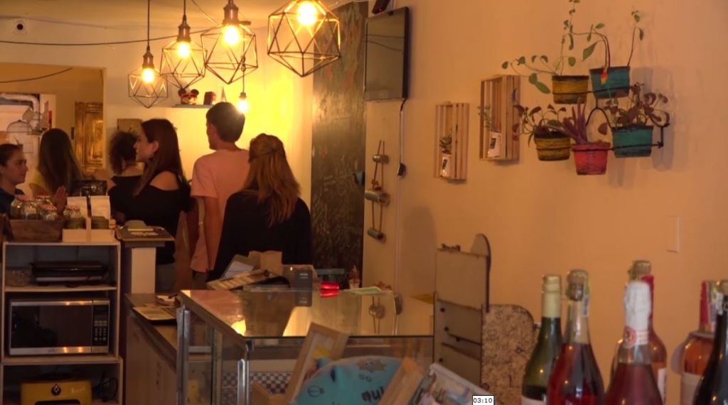Una finca cafetera en El Barrio Laureles y Sherlock Holmes en teatro