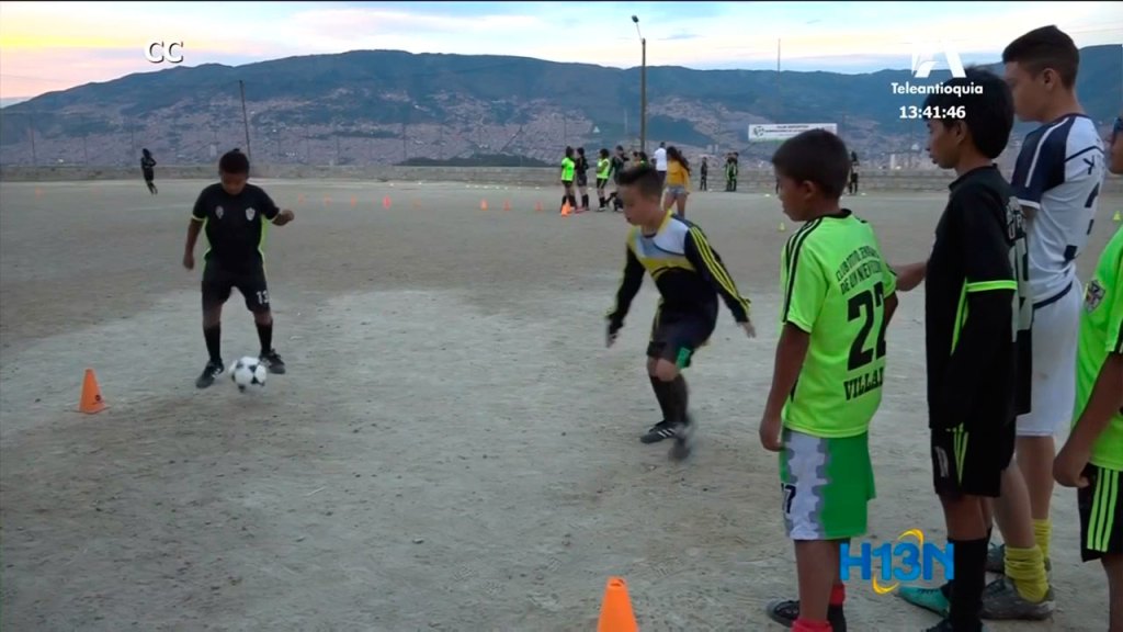 En el barrio La Divisa, la comunidad construyó su propia cancha de fútbol la divisa