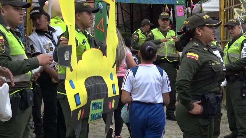 Más de trescientos mil niños de Medellín iniciaron hoy su jornada escolar colegios
