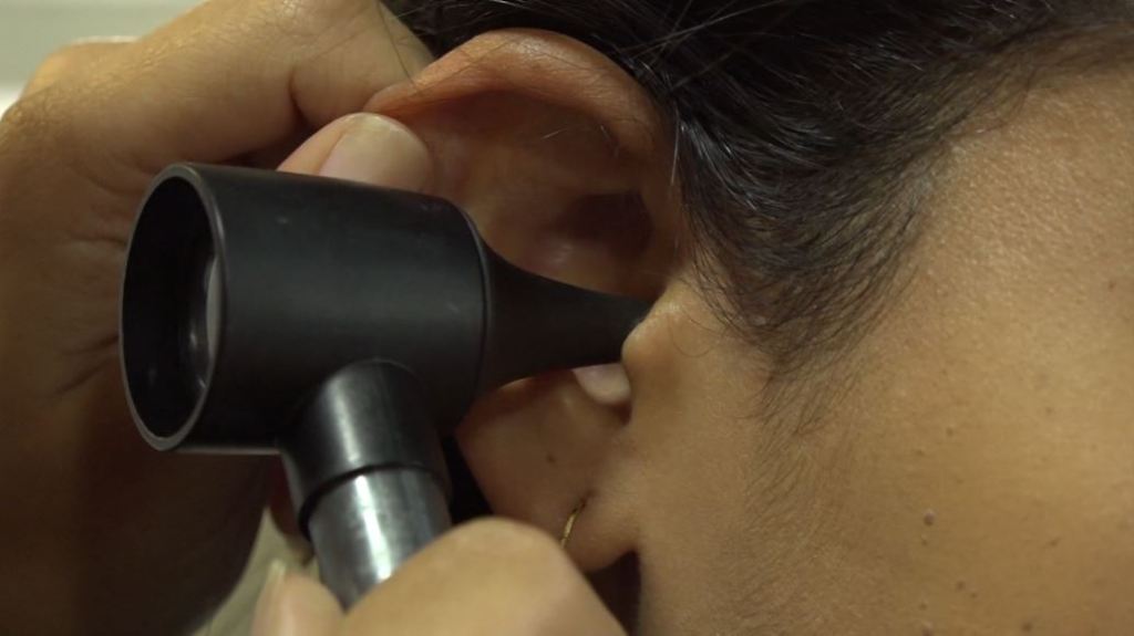 Aumentan los casos de otitis en vacaciones, la humedad y el mal cuidado del oído, principales causas limpieza_oidos, otitis