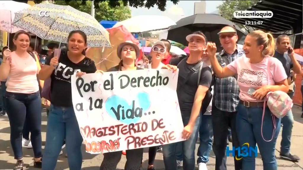 docentes y estudiantes marchan en defensa del derecho a la educación