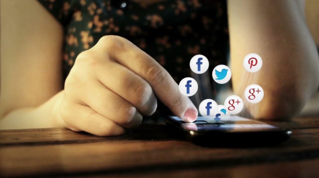 ¿Sabe distinguir entre una información verdadera y una falsa? noticias_falsas_redes_celular
