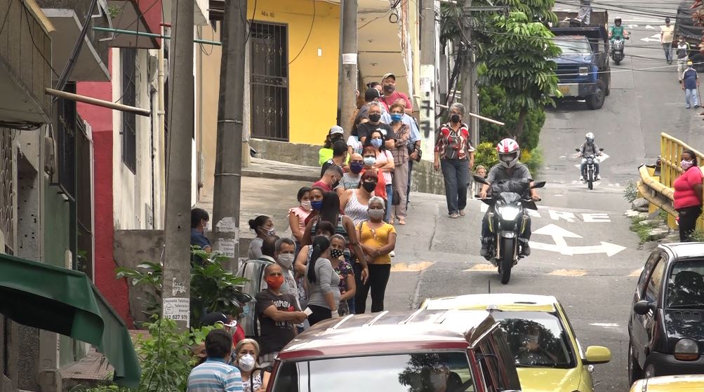 Alcaldía de Medellín entrega paquetes alimentarios en Buenos Aires recorrido