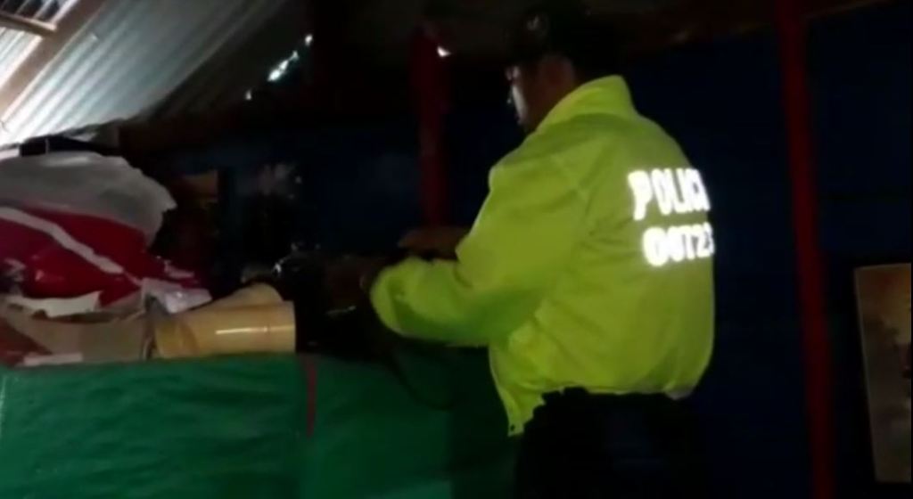 La policía capturó a dos presuntas integrantes de “Los Caparros” poliantioquia
