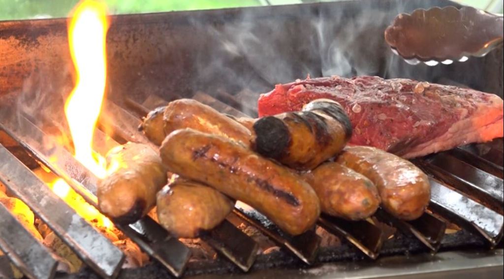 Una deliciosa propuesta gastronómica de carne a la parrilla postre