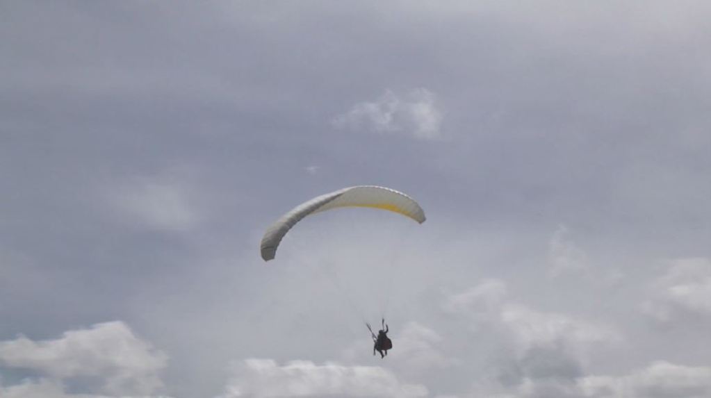 Parapentistas de San Felix vuelan sin rumbo económico parapente