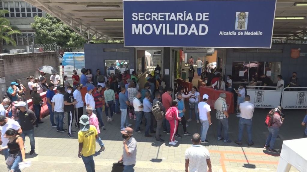 Siguen presentándose largas filas en la Secretaría de Movilidad de Medellín tránsito_filas