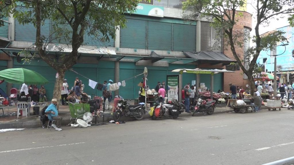 Regresan 450 quincalleros a los bajos del puente del Metro de Medellín quincalla