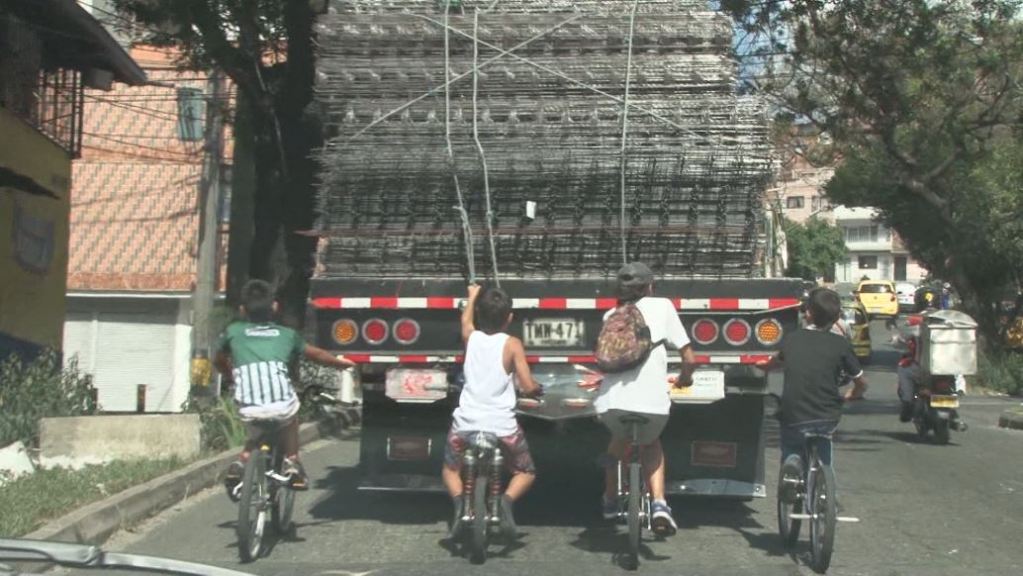 Grupos criminales estarían utilizando a jóvenes que se descuelgan por las vías en bicicleta para el microtráfico gravity