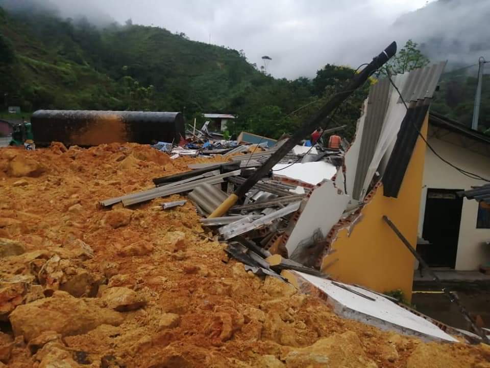 cerrada via medellin bogota 1