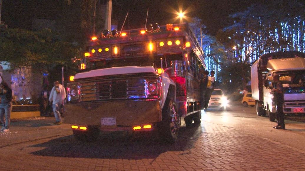 ¡Riesgos en chivas rumberas! La Personería de Medellín alerta sobre el control inadecuado de estos vehículos