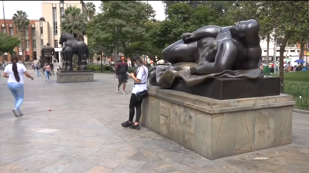 Nueve esculturas de Botero amanecieron con manchas de colores esculturas_manchas