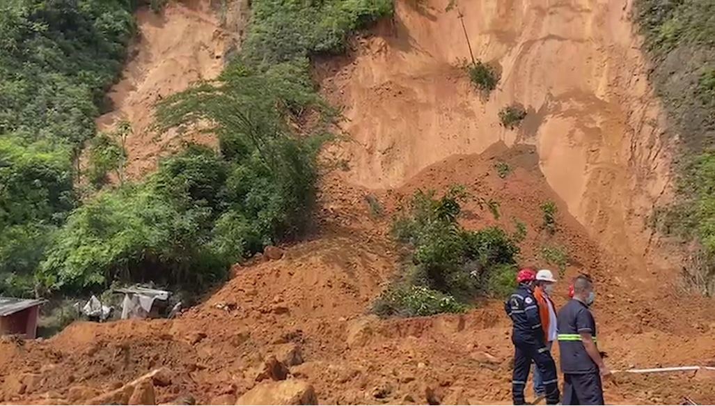 Nuevo derrumbe obligó cierre en la Autopista Medellín – Bogotá resumen_deslizamiento