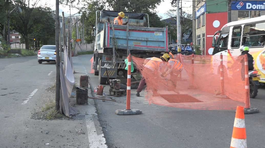 Continúan quejas por el mal estado de la malla vial de Medellín huecos