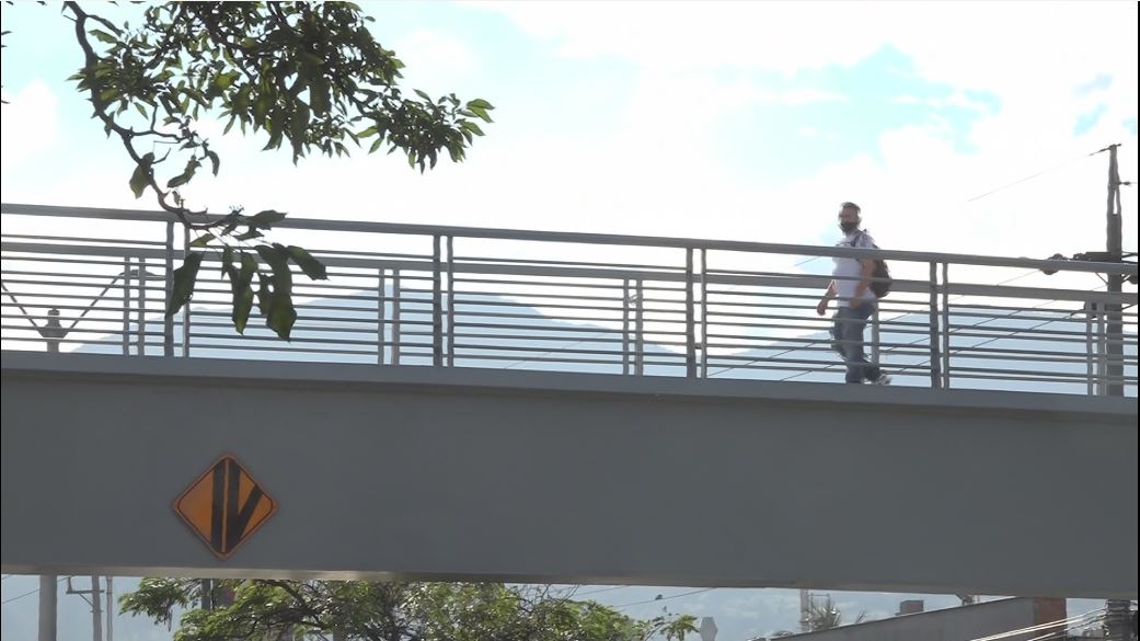 En Itagüí denuncian uso inapropiado de puente peatonal puente