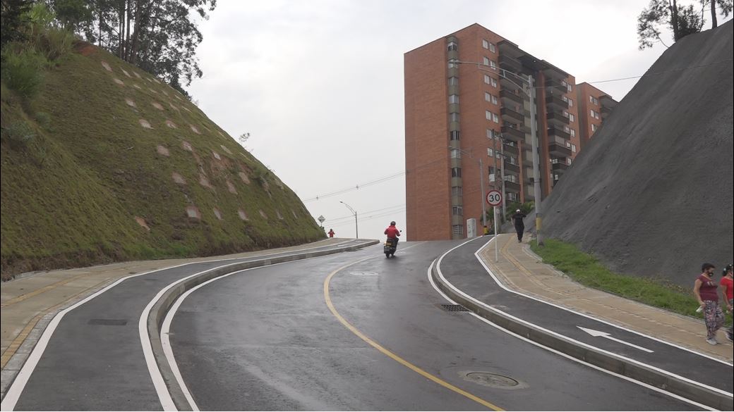 Entregan nueva vía y ampliación de otras en Altos del Rodeo, occidente de Medellín