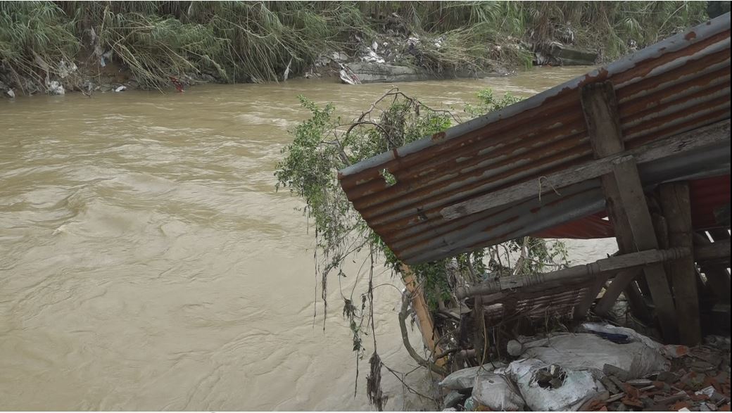 Tres barrios inundados y ocho viviendas afectadas por desbordamiento del Río Medellín en Copacabana copacabana