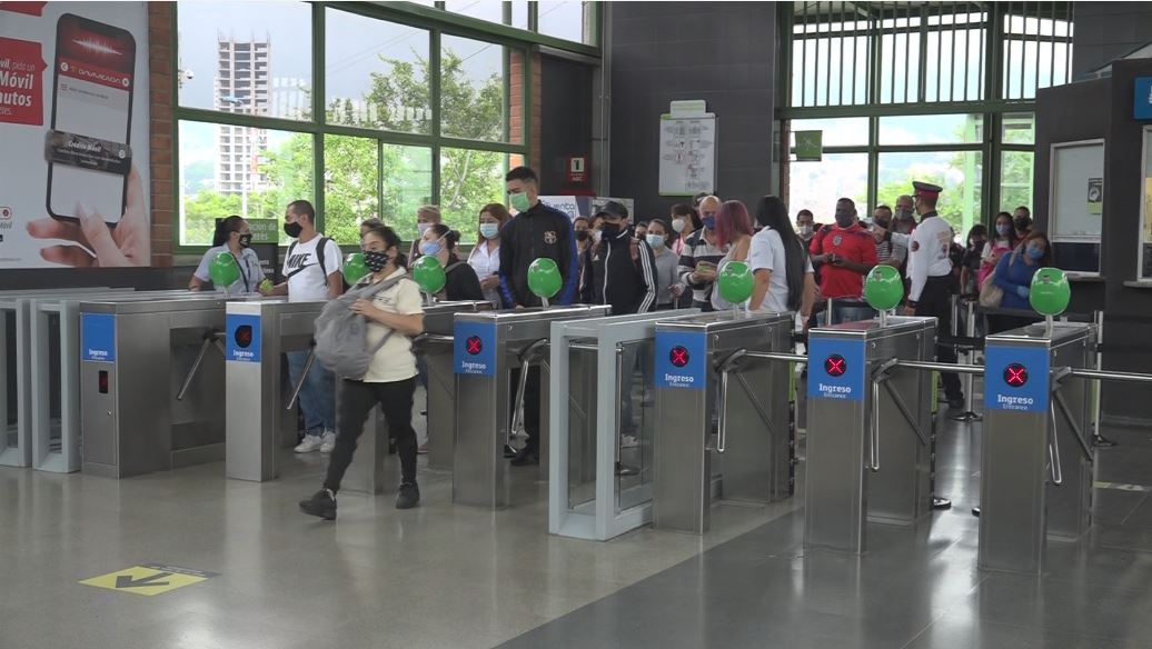 Metro de Medellín mantiene sus horarios durante toque de queda metro 1