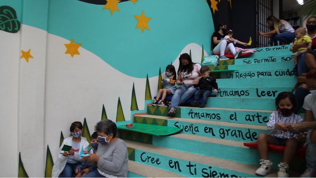 Un ratón de biblioteca que educa y transforma vidas en Medellín ratón_de_biblioteca