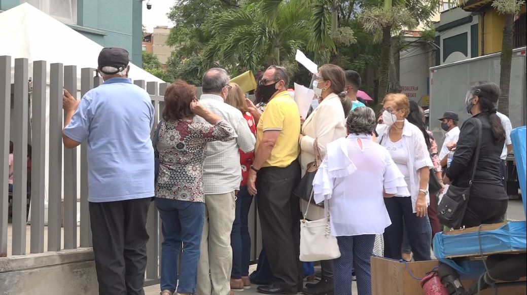 Autoridades hacen un llamado para evitar aglomeraciones en puntos de vacunación superintendente