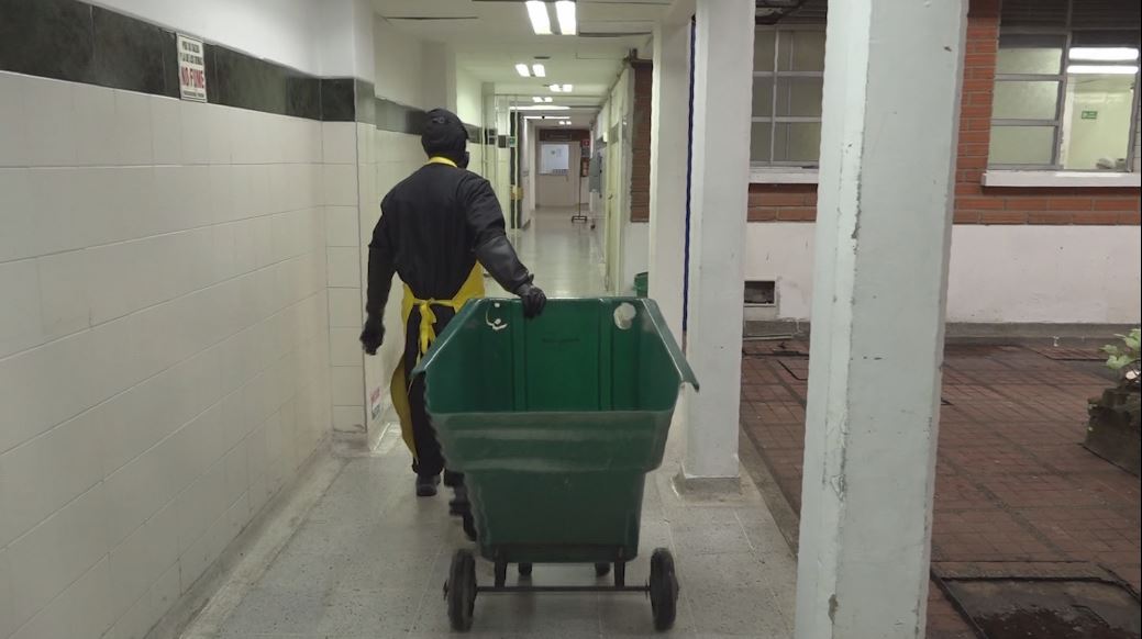 “Sin esta labor estaríamos peor en esta pandemia”: Carlos, auxiliar de servicios generales. rostro pandemia