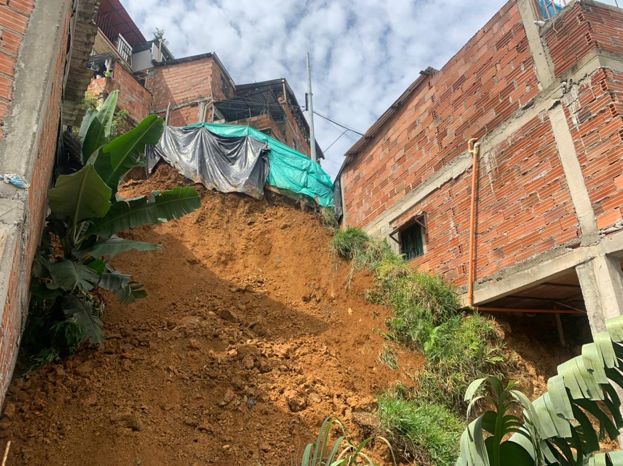 Deslizamientos por lluvias en la Comuna 8 de Medellín deja daños en viviendas y enceres COMUNA 8