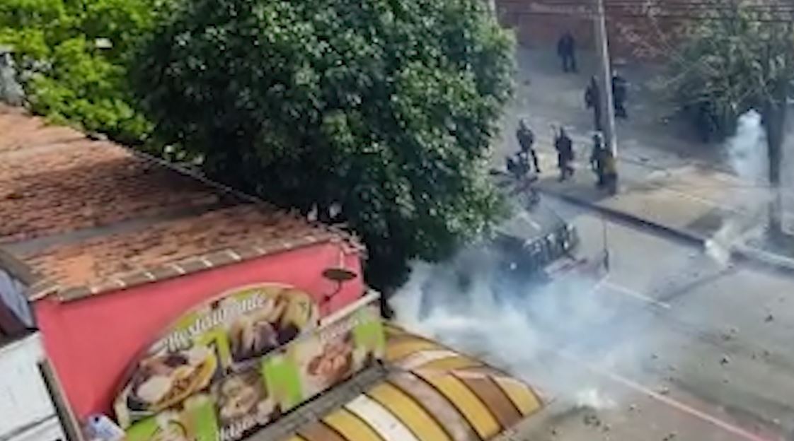Recompensa de 10 millones de pesos por información de encapuchado que agredió uniformada DISTURBIOS