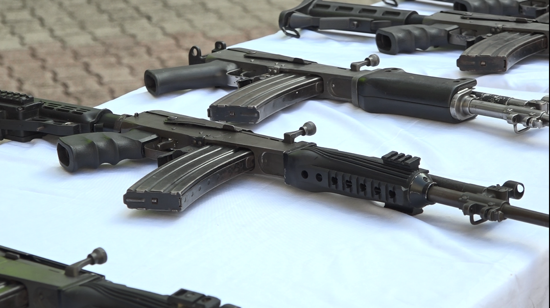 Incautan 31 fusiles, 5 lanza granadas y 100 radios de comunicación del Clan del Golfo FUSILES