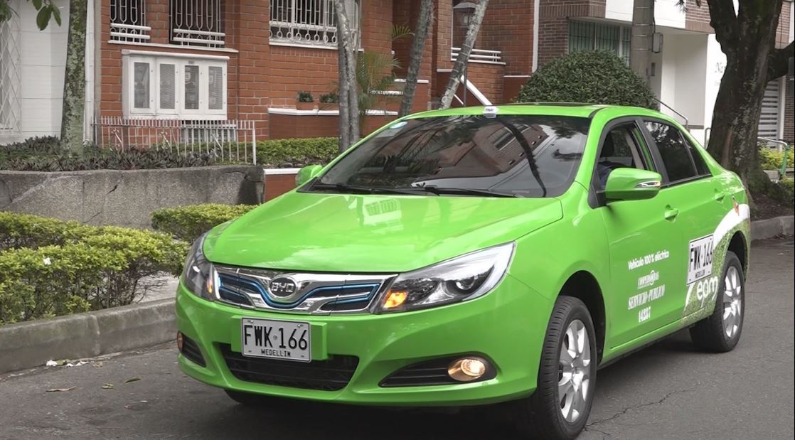 Abandonados se sienten los conductores de taxi que cambiaron a un vehículo eléctrico TAXIS ELECTRICOS