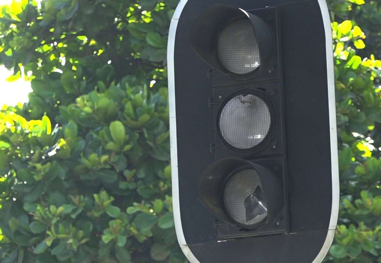 Daños en el fluido eléctrico y robo de cables dejan 4 cruces semafóricos dañados semaforos medellin