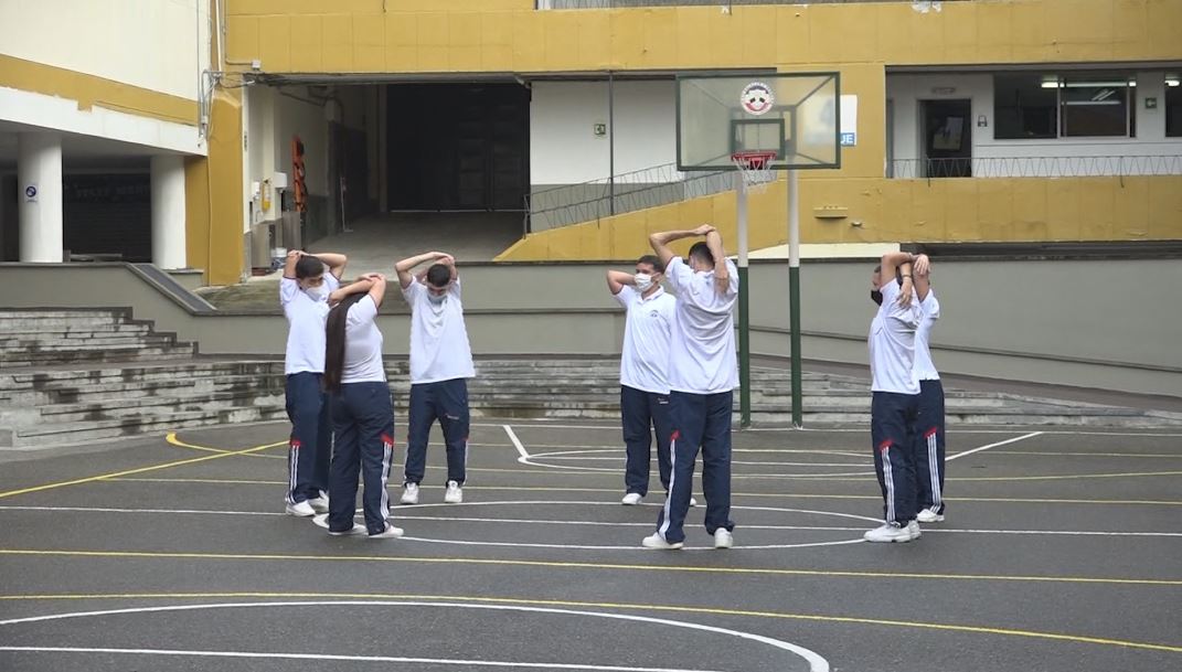 Estudiantes becados apoyan nivelación académica de colegios nivelacion colegios
