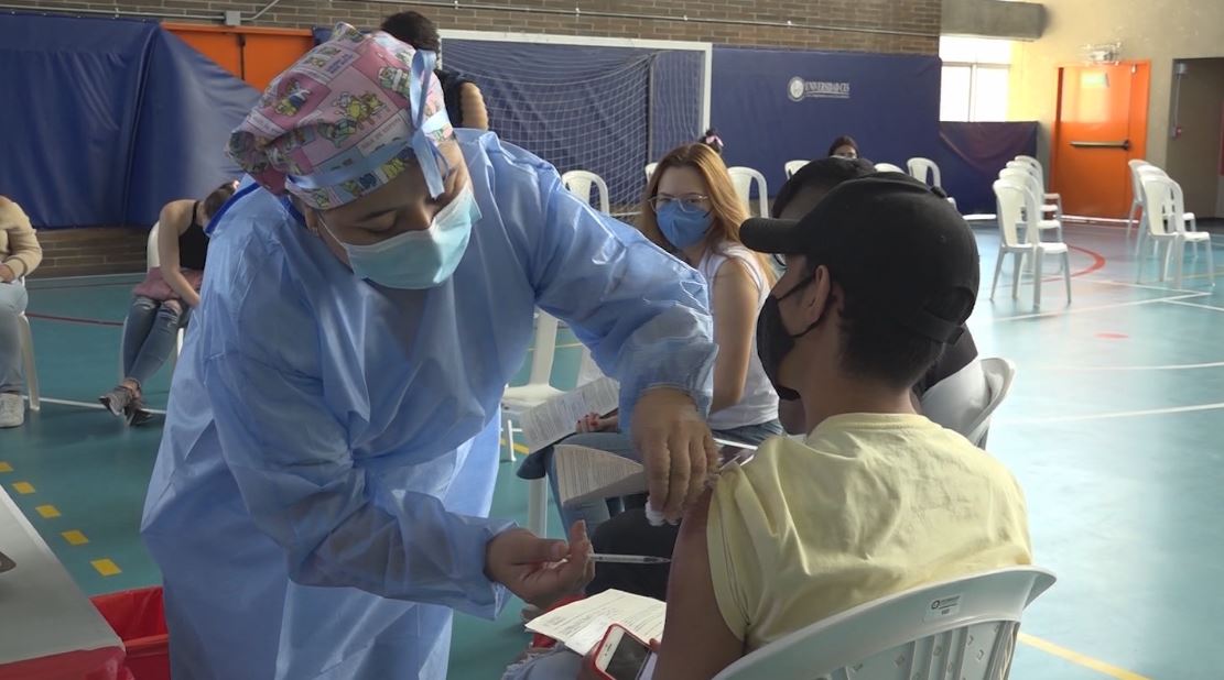 Receso: oportunidad para vacunarse contra covid-19 vacunacion medellin 1