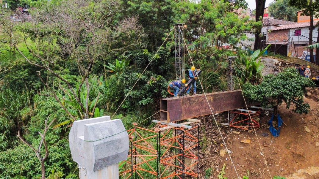 Instalan puente reciclado en Manrique puente manrique