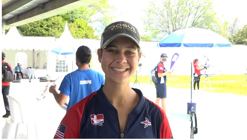 Arquera estadounidense dispara en competencia de Medellín tiro arco