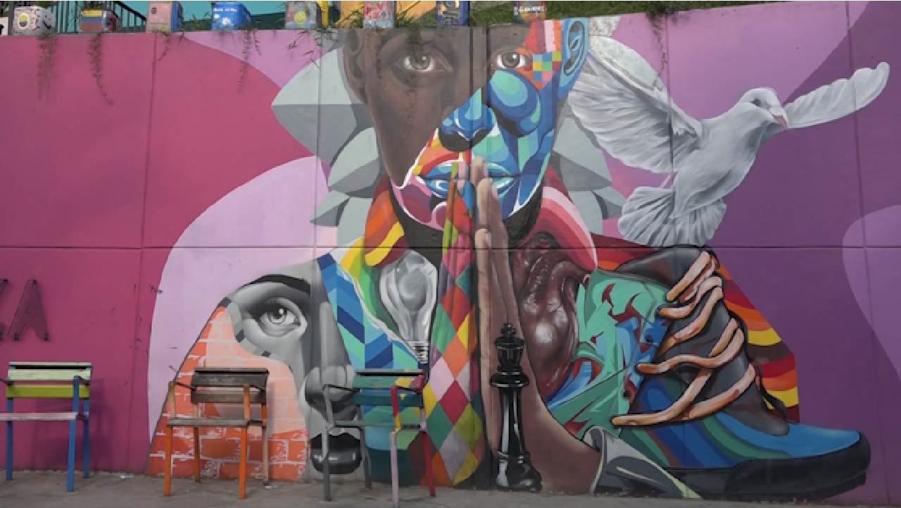 Grafiteros de la comuna 13 renuevan edificios del centro Grafiteros