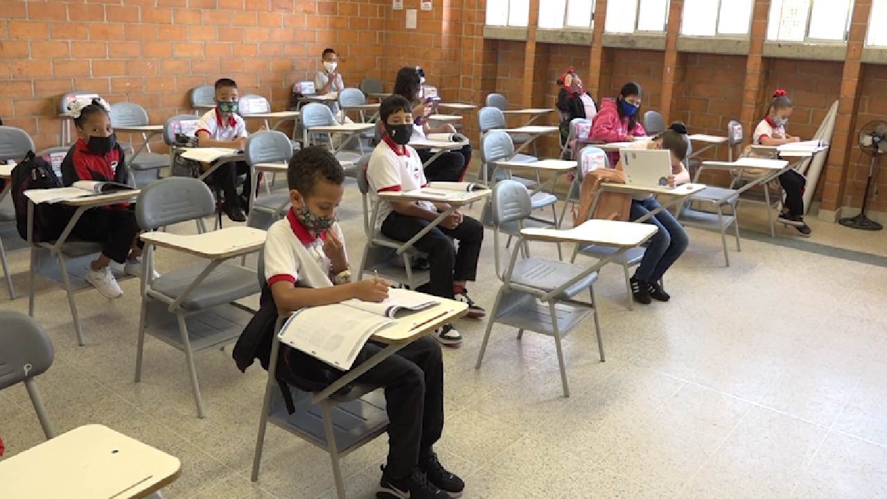 Fecode pide reversar aforo completo en educación Fecode