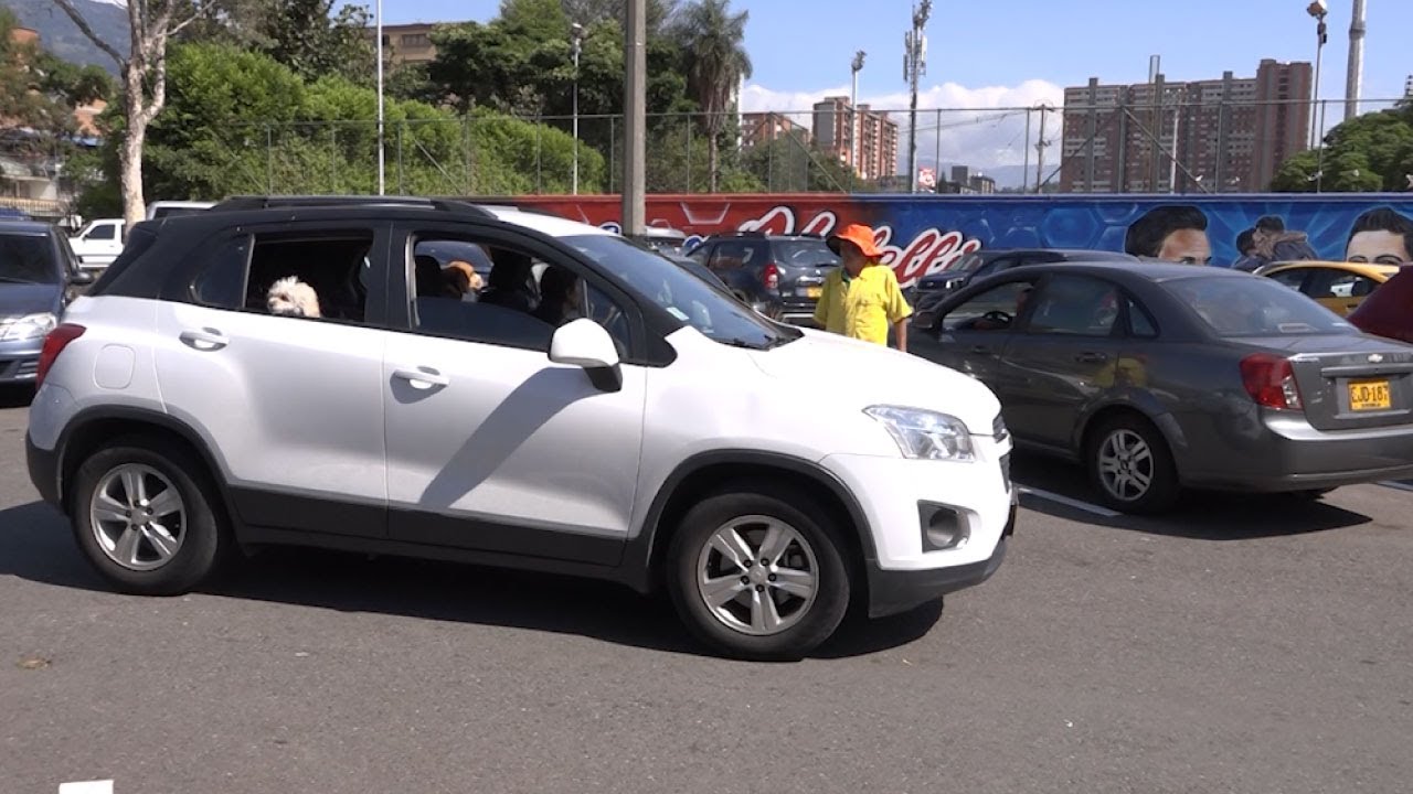 Plantón de trabajadores de parqueaderos en el estadio parqueaderos