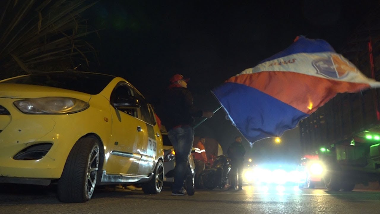 Cientos de hinchas madrugaron a viajar a Pereira hinchas