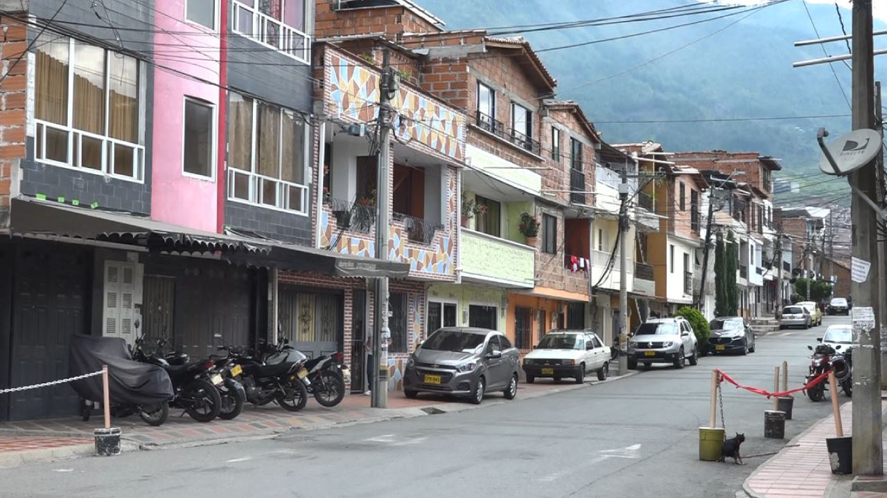 Habrían lanzado a una mujer desde un balcón en Bello mujer