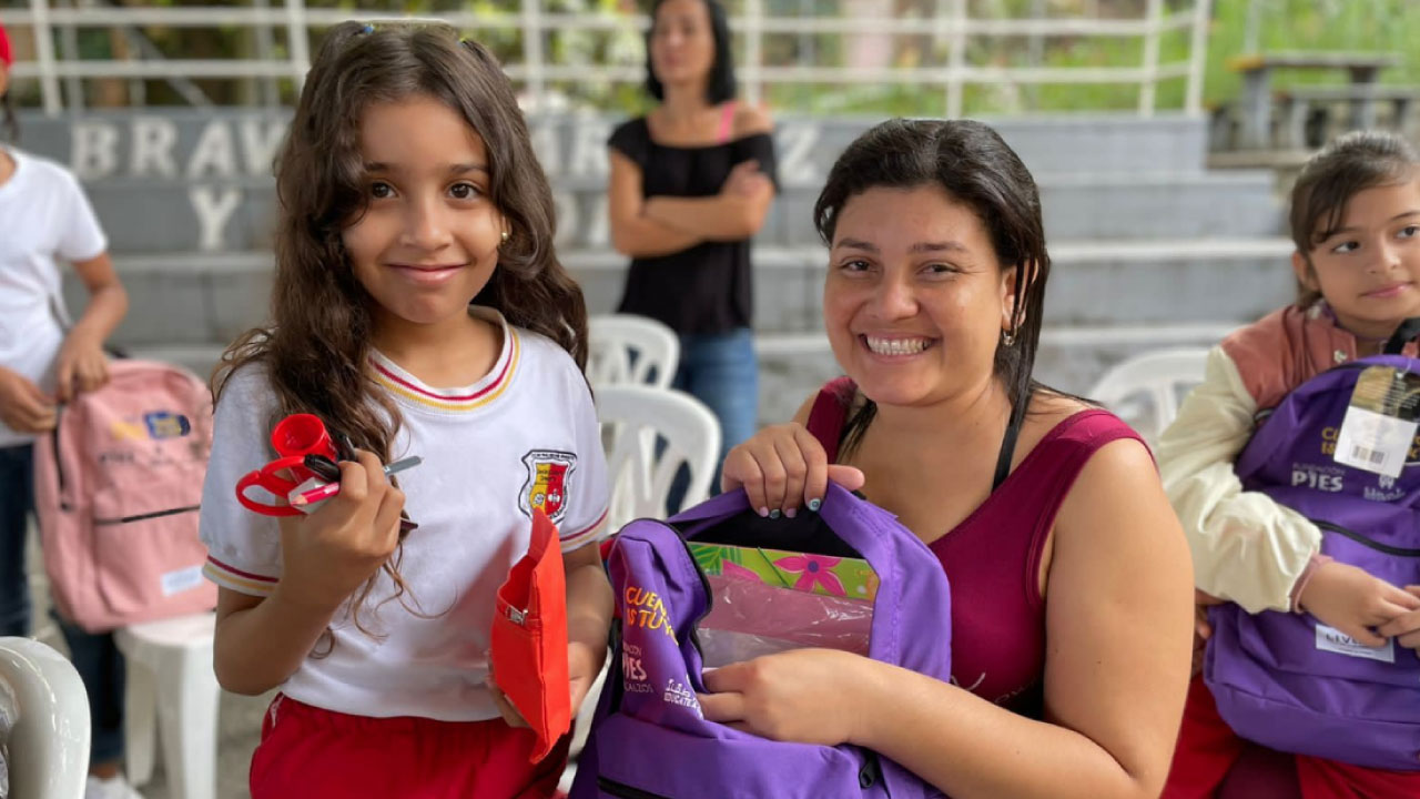 Entregan útiles escolares a niños de primaria niños de primaria kits