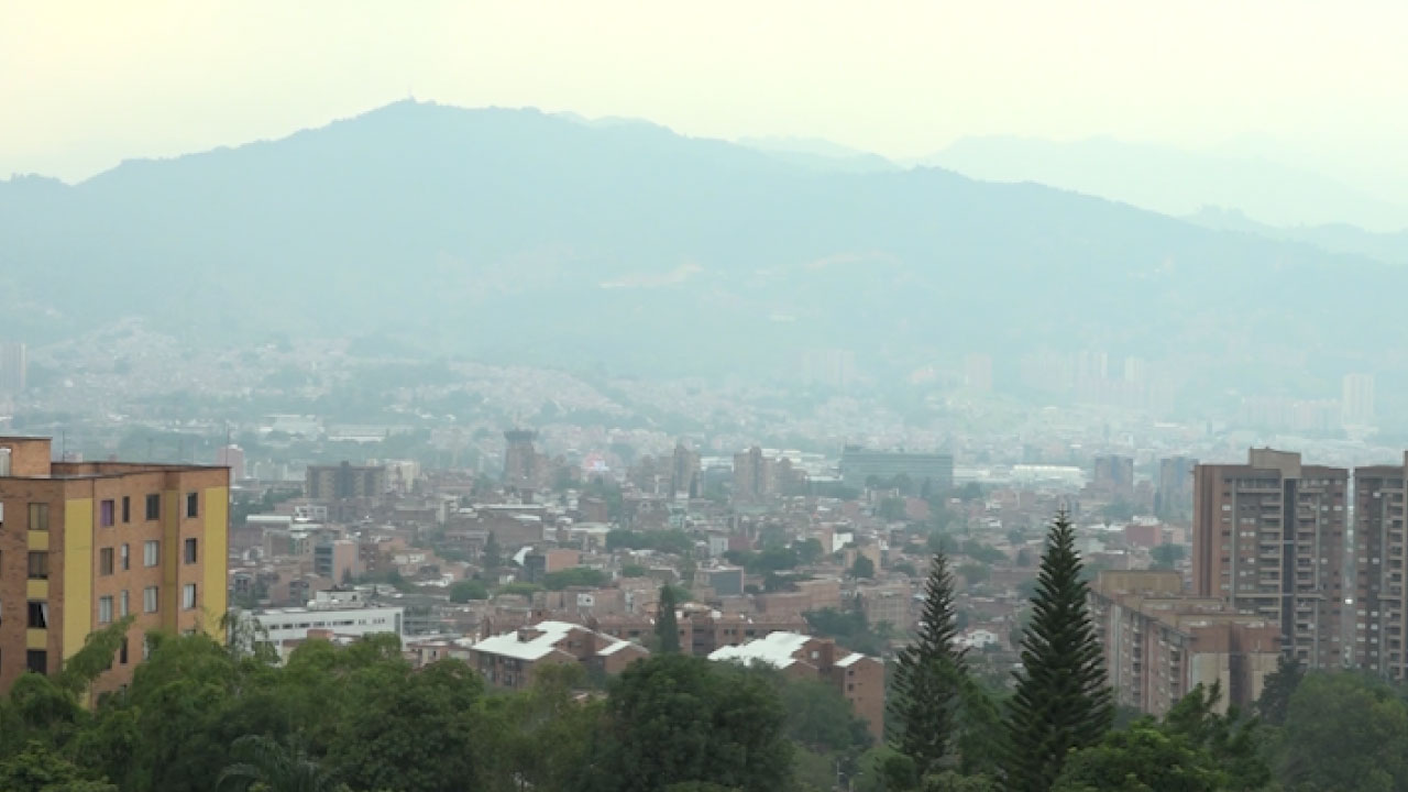 ¡Video! Estudiantes arriesgan su vida con corte de pelo con fuego Estudiantes