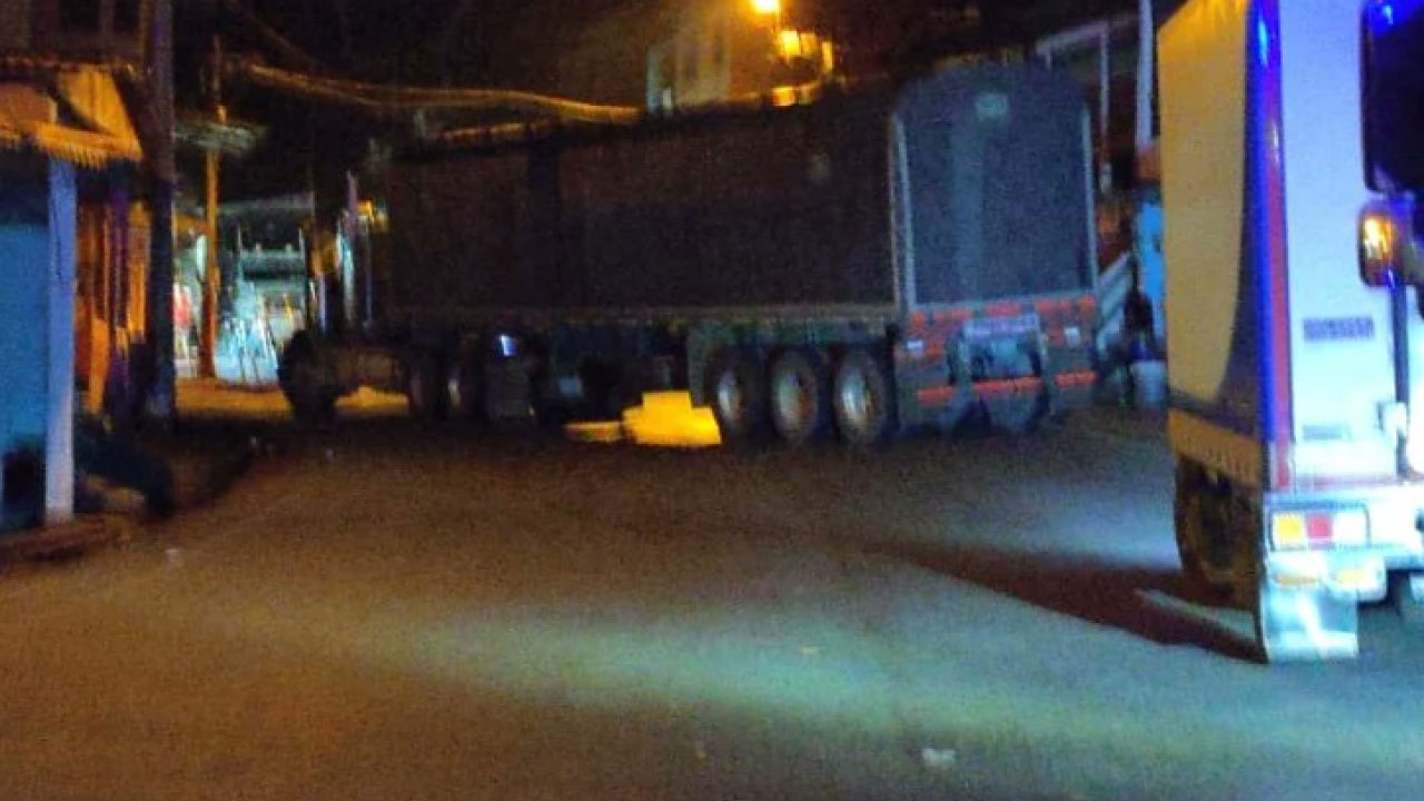 Bloqueo en la vía Medellín-Costa Atlántica por tractomula atravesada vía