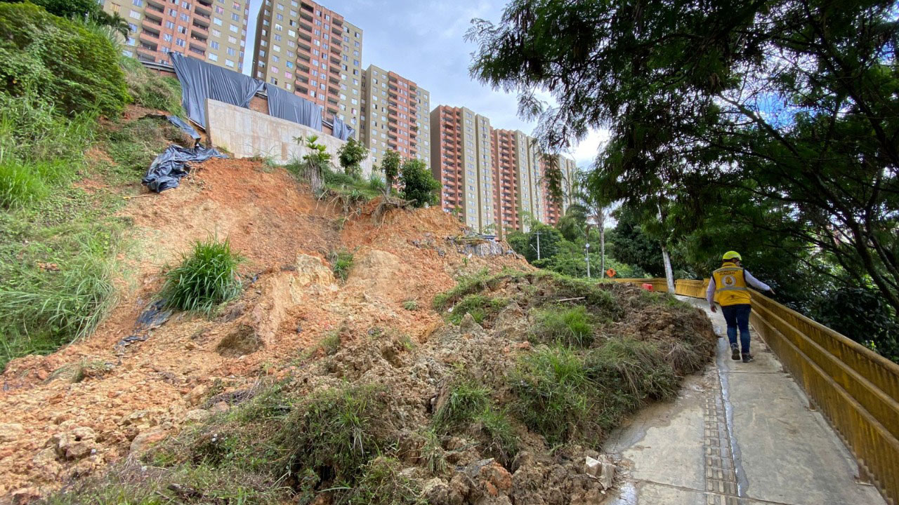 Autoridades siguen de cerca el deslizamiento en la U.R Atavanza de Rodeo Alto calle 9A Sur