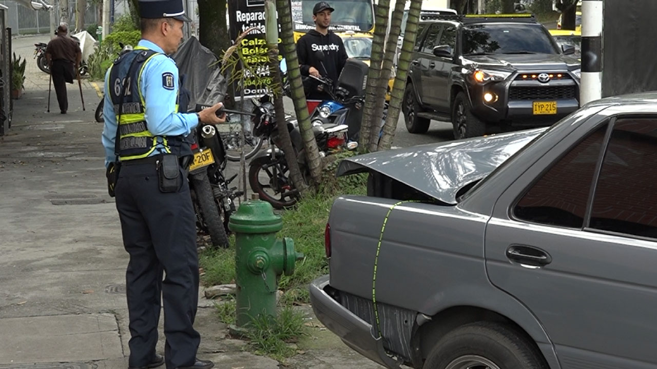 Cinco vehículos afectados en incidente de tránsito en la Avenida 80 vehículos