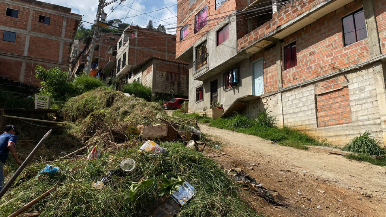 Bello: desalojan cien personas ante posible emergencia BELLO