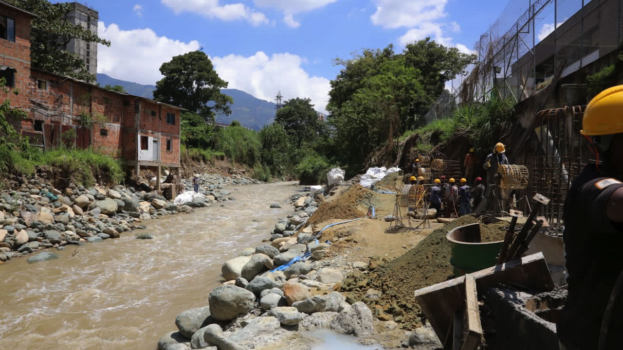 Demuelen 4 viviendas afectadas por lluvias en Itagüí derrumbe