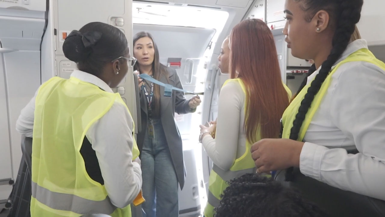 19 jóvenes recibieron beca para ser auxiliar de vuelo auxiliar de vuelo